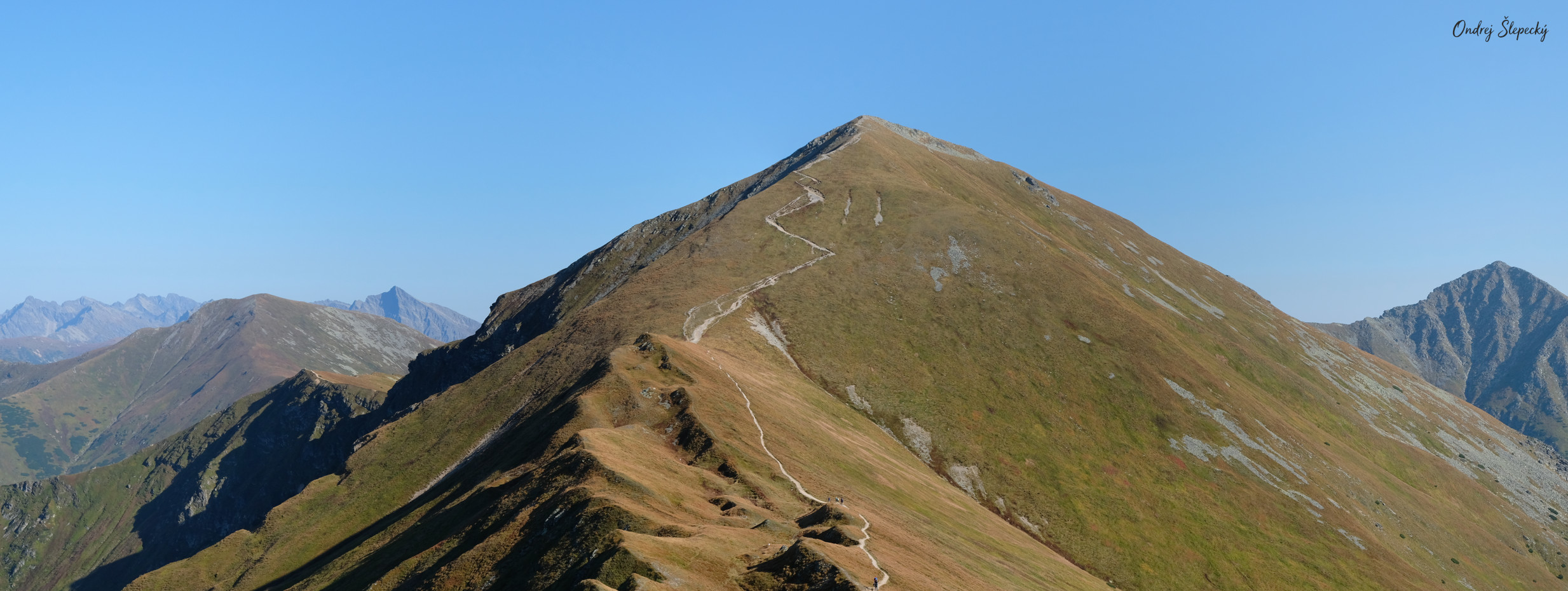 Vrchol uprostred fotografie: Klin / poľ. Starorobociański Wierch (2 176 m n. m.).